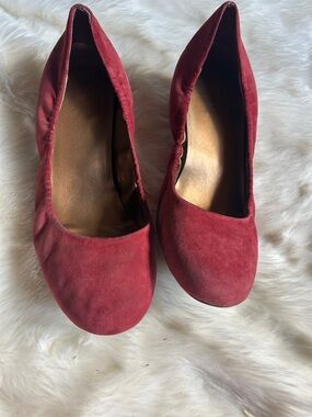 me too Red Suede Round-Toe Heels